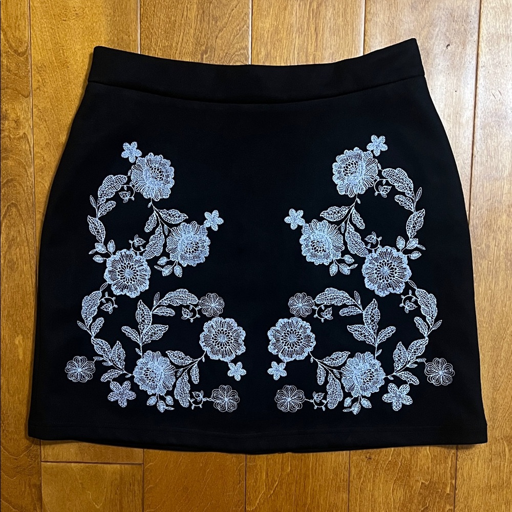 New Look Floral Embroidered Mini Skirt Size 6 Black White Velour Grunge Retro